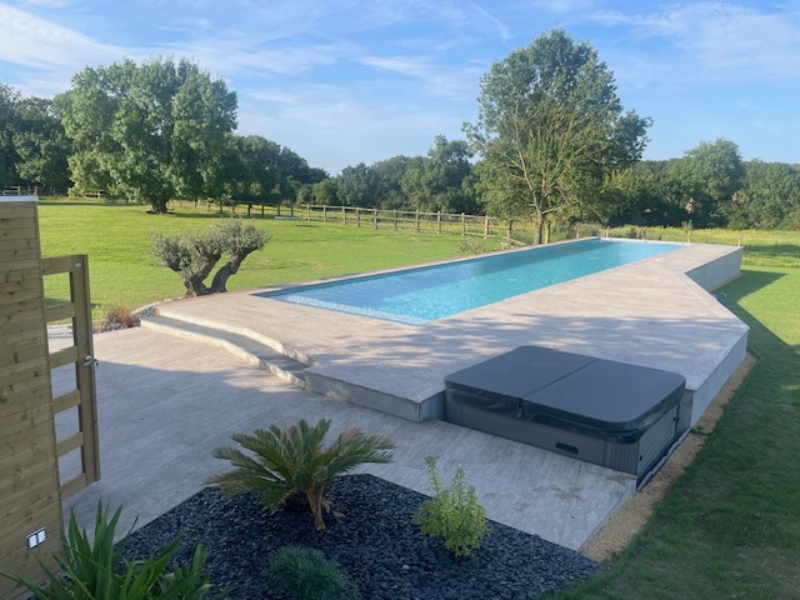 piscine dans jardin paysagiste